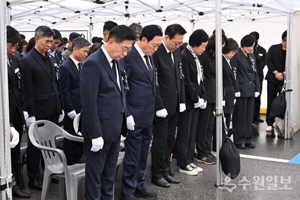 전진선 양평군수(왼쪽 첫번째)와 김선교 의원(왼쪽 두번째)이 14일 고 정희철사무관 영결식에 참석, 묵념을 하고 있다. (사진=양평군)