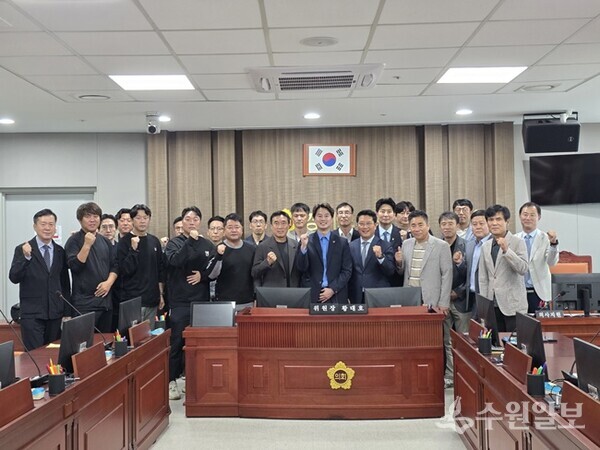 황대호 경기도의회 문화체육관광위원회 위원장(가운데)이 정담회를 가진 뒤 한국대학축구연맹 관계자,  도내 14개 대학 축구팀 감독들과 기념촬영을 하고 있다. (사진=경기도의회)