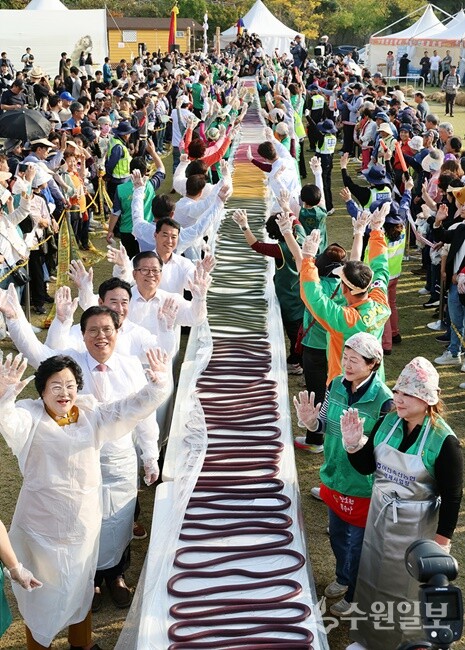 지난해  ‘제24회 이천쌀문화축제’에서 열린 ‘무지개 가래떡 퍼포먼스’ 모습. (사진=이천시)