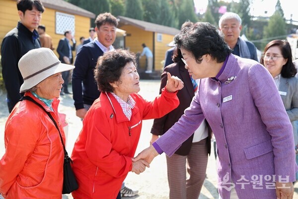 김경희 이천시장(오른쪽)이 지난해 '제23회 쌀문화축제' 부스를 순회하면서 시민들과 대화를 하고 있다. (사진=이천시)