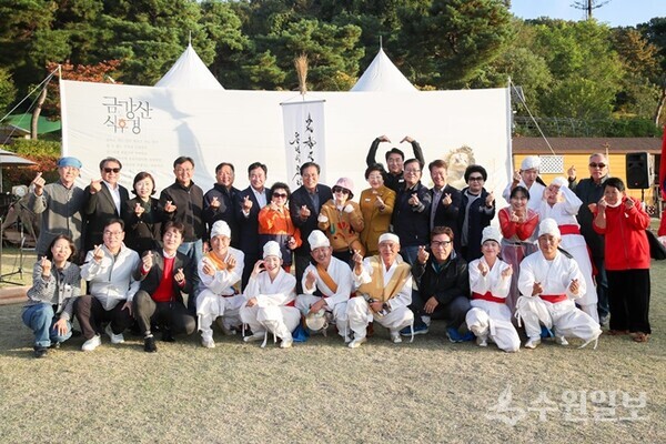'제23회 이천쌀문화축제' 폐막 대동놀이가 끝난 뒤 관계자들이 기념촬영을 하고 있다. (사진=이천시)