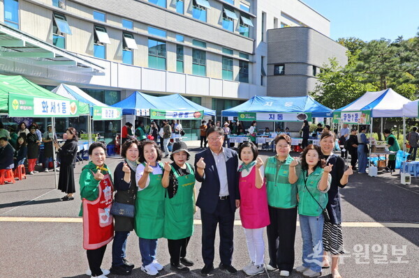 이상균 수원시 팔달구청장(가운데)이 15일 팔달구청 광장에서 열린 ‘사랑의 바자회’에서 팔달구 새마을부녀회 관게자들과 기념촬영을 하고 있다. (사진=팔달구)