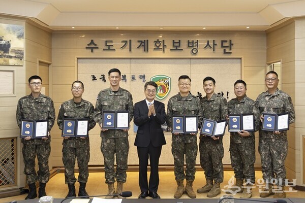 김동연 경기도지사가 지난 여름 수해복구지원을 펼친 수도기계화보병사단 부대 및 유공자 6명에게 표창장을 수여한 뒤 기념촬영을 하고 있다. (사진=경기도)