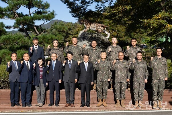 김동연 경기도지사가 수도기계화보병사단 장병들과 기념촬영을 하고 있다. (사진=경기도)
