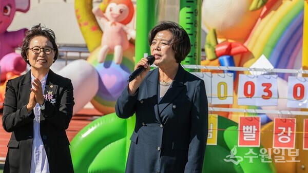 신계용 시장(오른쪽)이 ‘어린이집 한마음 체육대회’에서 인사말을 하고 있다. (사진=과천시)