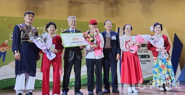 대한노인회 이천시지회 호법면 유산3리 경로당이 '제4회 전국 경로당 예술제'에서 은상을 수상한 뒤 기념촬영을 하고 있다. (사진=이천시)