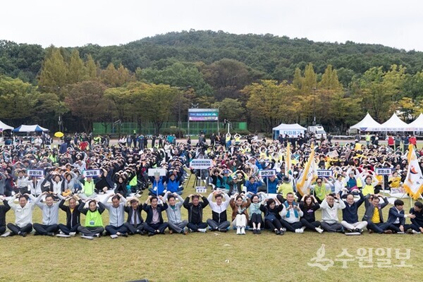 18일 광명시민체육관 잔디광장에서 '제44회 광명 시민의 날'을 맞아 열린 시민화합체육대회에서 박승원 시장(앞줄 가운데)이 참가자들과 기념촬영을 하고 있다. (사진=광명시)