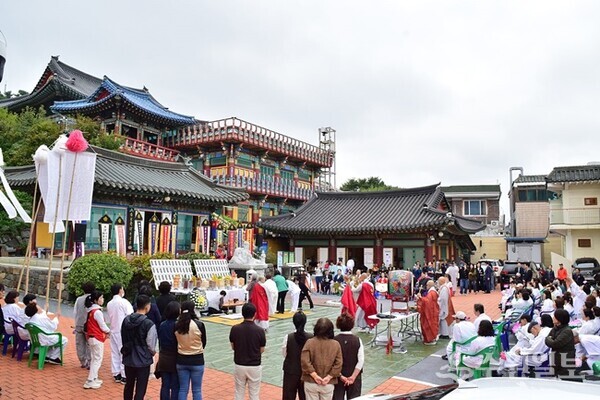 '2025년 수원화성 축성장인 명패 봉안문화제'가 열린 팔달사. (사진=이용창 화성연구회 이사)