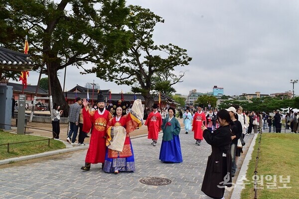 정조대왕·혜경궁과 함께 화성행궁 앞을 지나는 명패 행렬. (사진=이용창 화성연구회 이사)