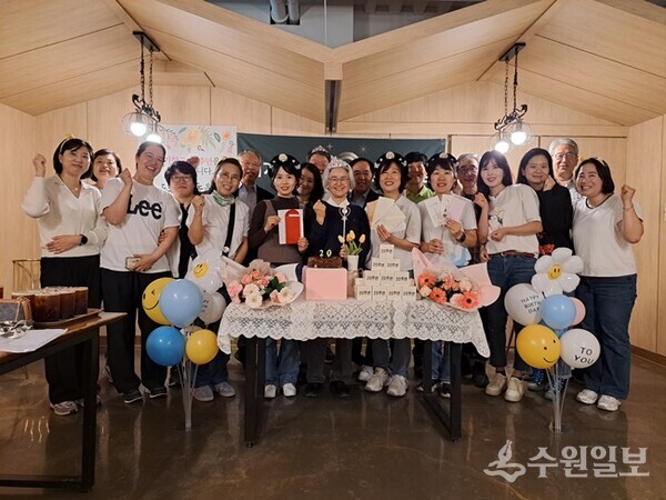 기념식 후 참석자들이 단체사진을 촬영하고 있다. (사진=지기학교)