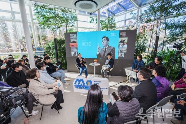 지난 2023년 11월 수원시가 1인가구를 초대해 진행한 ‘혼자여도 괜찮아’ 행사에서 이재준 수원시장과 참석자들이 대화를 나누고 있다.. (사진=수원시)