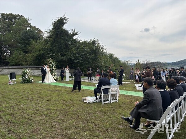 강화출신 예비부부가 지난 18일 고려궁지에서 첫 야외결혼식을 갖고 있다. (사진=강화군)