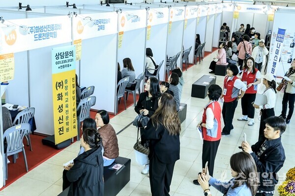 ‘2025 화성특례시 여성 취·창업 박람회’에서 구직자들이 기업별 현장면접 부스를 찾아 상담을 진행하고 있다. (사진=화성시)