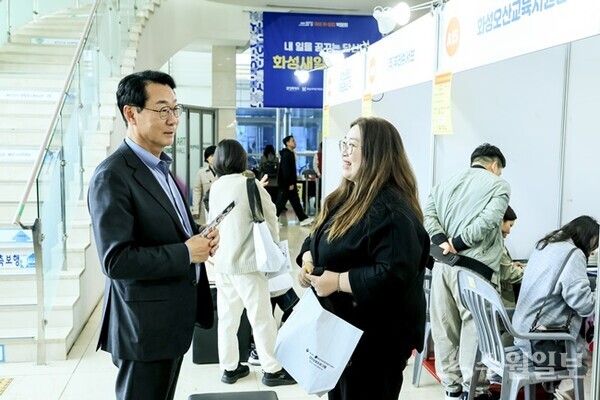 정명근 화성시장이 21일 여성 취창업 박람회를 찾은 시민과 대화하고 있다. (사진=화성시)