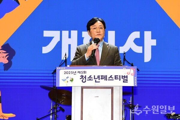박용철 강화군수가 '제5회 청소년 페스티벌' 개회식에서 개회사를 하고 있다. (사진=강화군)