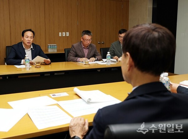 이권재 오산시장(왼쪽)이 DS파워를 방문해 지역난방 열요금 인하와 관련한 협의를 하고 있다. (사진=오산시)