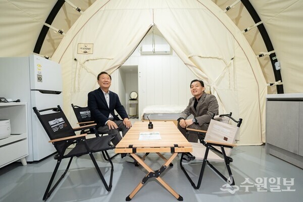 이재준 수원시장(오른쪽)과 박현국 봉화군수가 글램핑 시설을 살펴보고 있다. (사진=수원시)