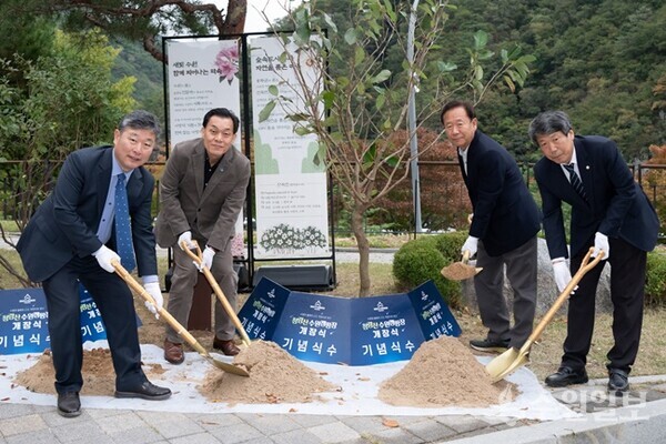 김정렬 수원시의회 부의장(왼쪽부터), 이재준 수원시장, 박현국 봉화군수, 금동윤 봉화군의회 부의장이 기념식수를 하고 있다. (사진=수원시)