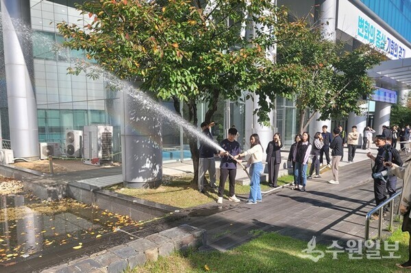 경과원은 23일 광교·판교테크노밸리 내 공공건물에서 화재대응 역량을 높이기 위해 민관합동으로 실전형 소방대피 훈련을 실시했다. (사진=경과원)