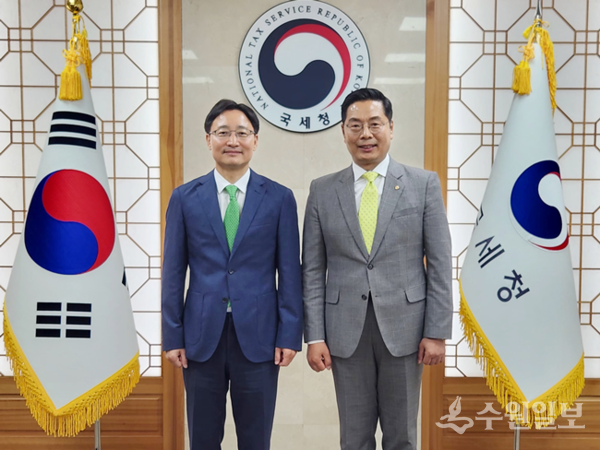 구재이 한국세무사회 회장(오른쪽)과 임광현 국세청장이 기념촬영을 하고 있다. (사진=한국세무사회)