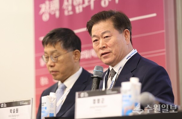 박승원 광명시장(오른쪽)이 23일 대한상공회의소에서 열린 ‘2025 제16회 아시아미래포럼’의 지방정부 라운드테이블 세션 패널로 참석해 발언하고 있다. (사진=광명시)