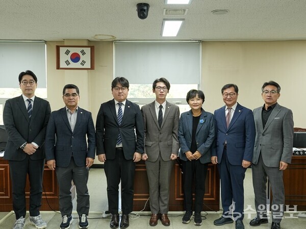 안양시의회 총무경제위원회가 안양시 청년친화도시 조성에 관한 조례안을 본회의에서 통과한 뒤 기념촬영을 하고 있다. (사진=안양시의회)