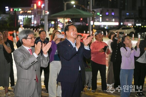 지난 16일 신동아2차아파트 점등식에서 이권재 오산시장(가운데)이 입주민들과 점등을 축하하고 있다. (사진=오산시)
