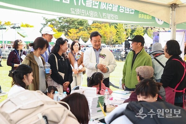 김성제 의왕시장이 ‘에듀의왕, 어울림축제’현장을 찾아 시민들과 함께 하고 있다. (사진=의왕시)