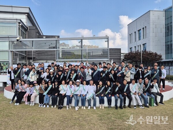 대한전문건설협회 경기도회 수원시 운영위원회 임직원 및 가족들이 단체 기념촬영을 하고 있다. (사진=대한전문건설협회 경기도회 수원시운영위원회)