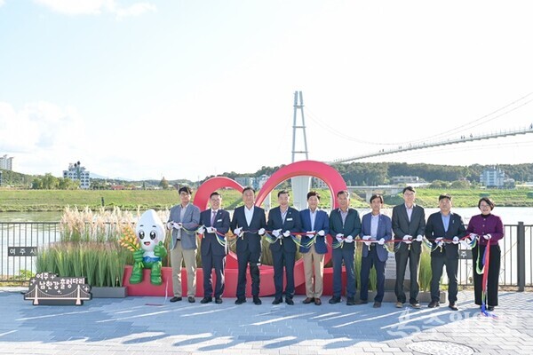 이충우 여주시장(왼쪽 세번째)을 비롯, 이순열 여주세종문화관광재단 이사장(왼쪽 다섯번째), 경규명 여주시의원(왼쪽 두번째) 등 내빈들이 ‘여주쌀 사랑 포토존’ 설치를 기념하는 테이프 커팅식을 갖고 있다. (사진=여주시)