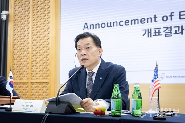 WTA 제7대 회장으로 선출된 이재준 수원시장이 총회에서 발언하고 있다. (사진=수원시)