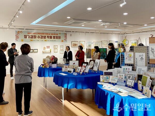 수원도시공사가 운영하는 수원시가족여성회관은 오는 29일부터 다음 달 7일까지 2025년도 ‘함께 나눔’ 수강생 강좌 발표회를 연다. 사진은 지난해 전시모습. (사진=수원도시공사)