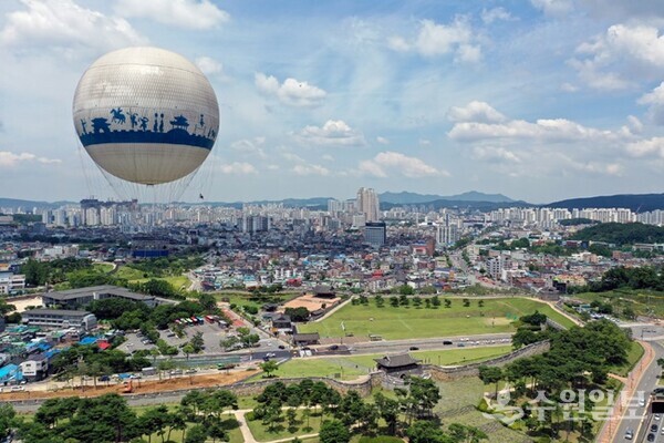 수원화성 창룡문에서 바라본 수원시 전경.(사진=수원시)