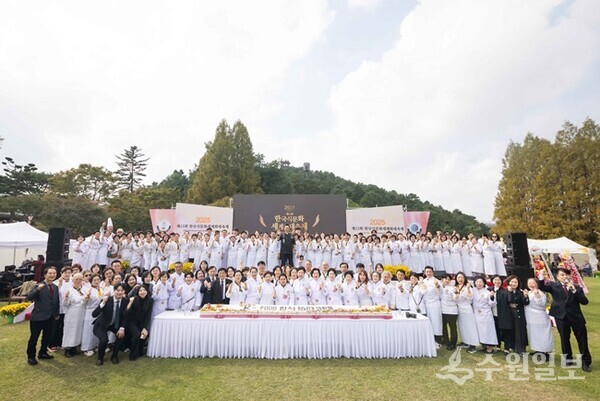 (사)대한민국한식포럼·(사)한식문화세계화협회가 주최하는 '제13회 한국식문화세계화대축제'에 참여한 참석자들이 기념촬영을 하고 있다. (사진=(사)대한민국한식포럼)
