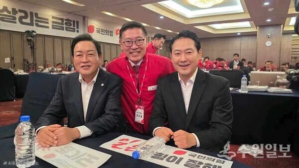  장동혁 당대표(오른쪽), 김선교 경기도당 위원장(왼쪽), 경규명 경기도당 부위원장(가운데),이 연찬회 평가에 앞서 기념촬영을 하고 있다. (사진=국민의힘 경기도당)