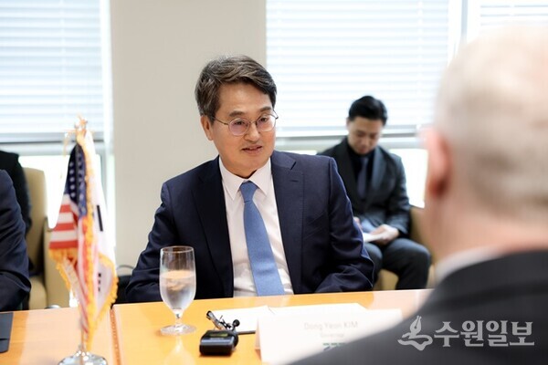 현지시간 27일 오후 미국 보스톤 엑셀리스 본사에서 열린 투자유치 간담회에서 김동연 경기도지사가 인사말을 하고 있다. (사진=경기도)