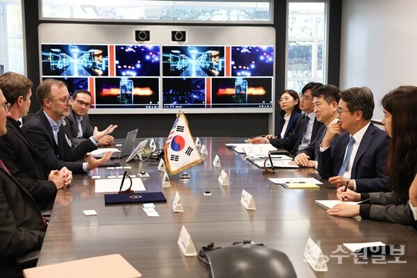 현지시간 27일 오후 미국 보스톤 인테그리스사에서 열린 투자협약에서 김동연 경기도지사가 인사말을 하고 있다. (사진=경기도)
