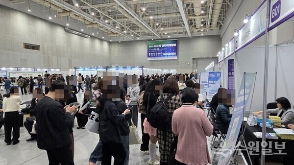 28일 ‘AI로 JOB자-2025 수원시 일자리박람회’가 열린 수원컨벤션센터 전시홀에 구직자들이 몰려 있다. (사진=수원시)