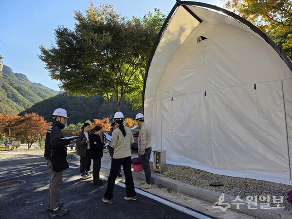 수원시 관계자들이 청량산 수원캠핑장에서 위험성 평가를 하고 있다.(사진=수원시)