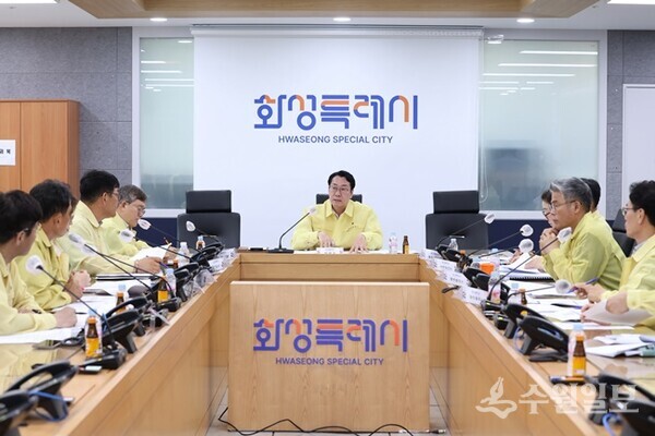 정명근 화성특례시장(정면)이 지난 7월 시청 재난안전상황실에서 폭염 대비 긴급 대책회의를 주재하고 있다. (사진=화성시)