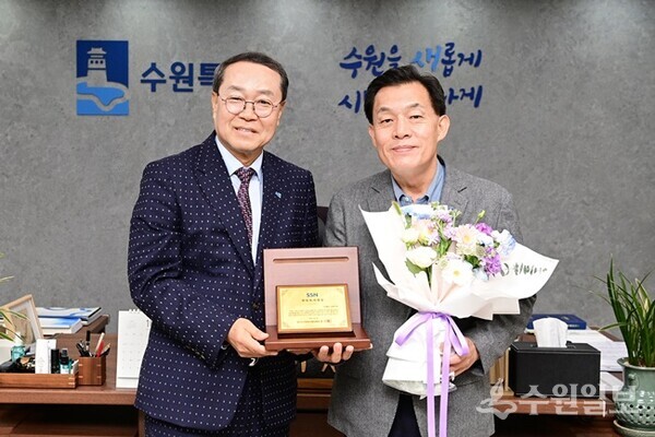 이재준 수원시장(오른쪽)과 강기태 경기도사회복지협의회장이 함께 하고 있다. (사진=수원시)