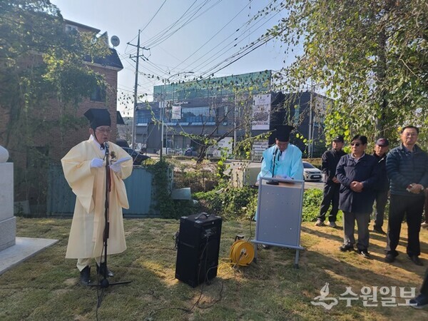 박승장 세양공파 회장이 신도비 제막식에서 인사말을 하고 있다. (사진=반남박씨 세양공파)