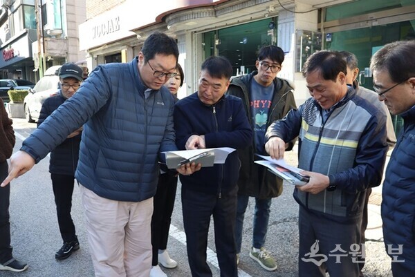 황인섭 동안구청장이 관계부서장과 함께 포트홀 수시 발생 구역을 점검하고 있다. (사진=안양시 동안구)