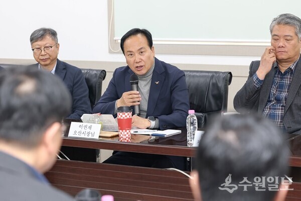 29일 가장산업단지 내 ㈜엔코스에서 이권재 오산시장(정면 가운데)이 기업인과의 간담회에서 발언을 하고 있다. (사진=오산시)