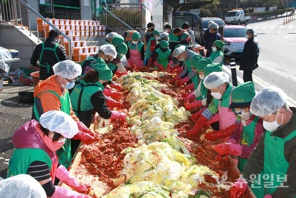 과천종합사회복지관은 내달 1일 관내 기업, 사회단체, 시민이 함께 참여하는 첫 공동 김장 나눔 행사를 갖는다. 사진은 2023년 과천시새마을회 사랑의 김장나눔 행사 모습. (사진=과천시)