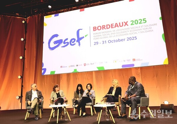 '2025 국제사회연대경제협의체(GSEF) 보르도 포럼’에 참석한 김보라 안성시장이  안성시와 지방정부협의회가 추진중인 사회연대경제 활성화를 위한 정책을 소개하고 있다. (사진=안성시)