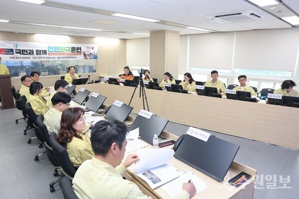 이권재 오산시장이 토론훈련을 주재하고 있다. (사진=오산시)