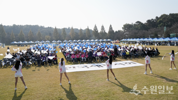한국세무사회가 충남 천안 상록리조트 잔디운동장에서 전국 7개 지방세무사회와 132개 지역세무사회 회원 및 가족 등 1500여명이 참여한 가운데 세무사공동체 한마음체육대회를 갖고 있다. (사진=한국세무사회)