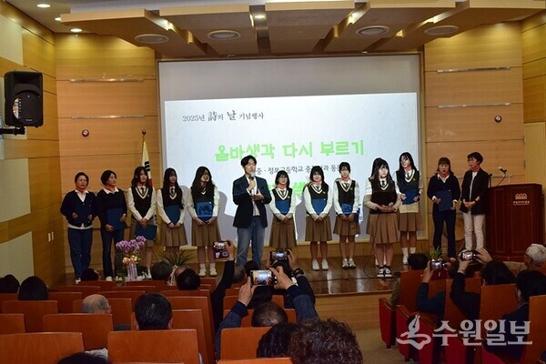 ‘오빠생각’을 부르는 매향중·정보고등학교 학생과 교사, 동문들. (사진=이용창 화성연구회 이사)