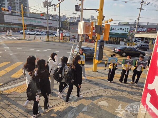 청소년들이 등·하굣길 유괴 방지 안전 캠페인 등을 펼치고 있다. (사진=남양주도시공사)